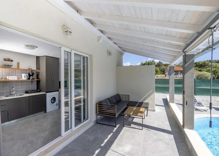 Baras Garden - House With Pool 펜션