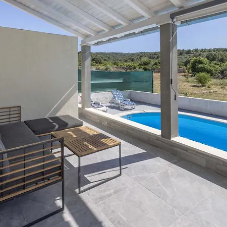 Baras Garden - House With Pool