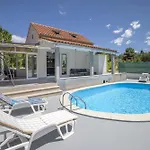 Dom wakacyjny Baras Garden - House With Pool Mirce