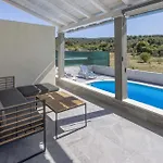 Baras Garden - House With Pool