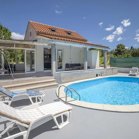 Ferienhaus Baras Garden - House With Pool Mirce