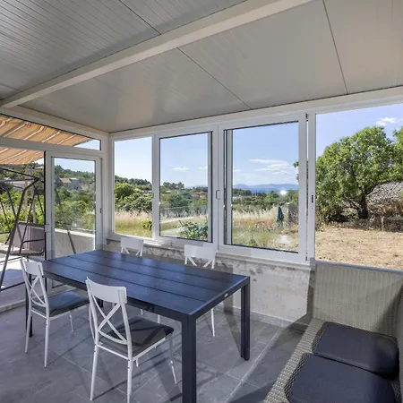 Baras Garden - House With Pool Mirce